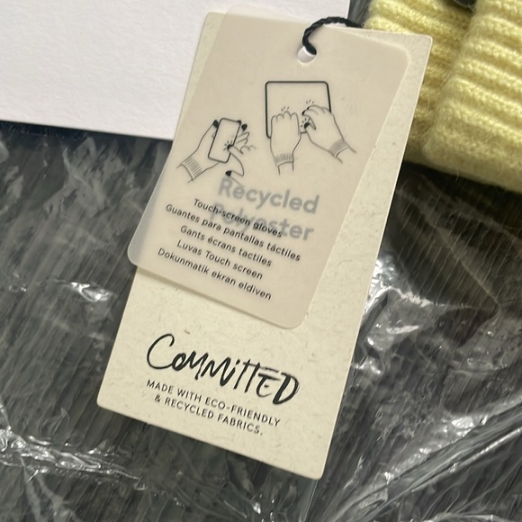 NWT knit gloves - Picture 8 of 8